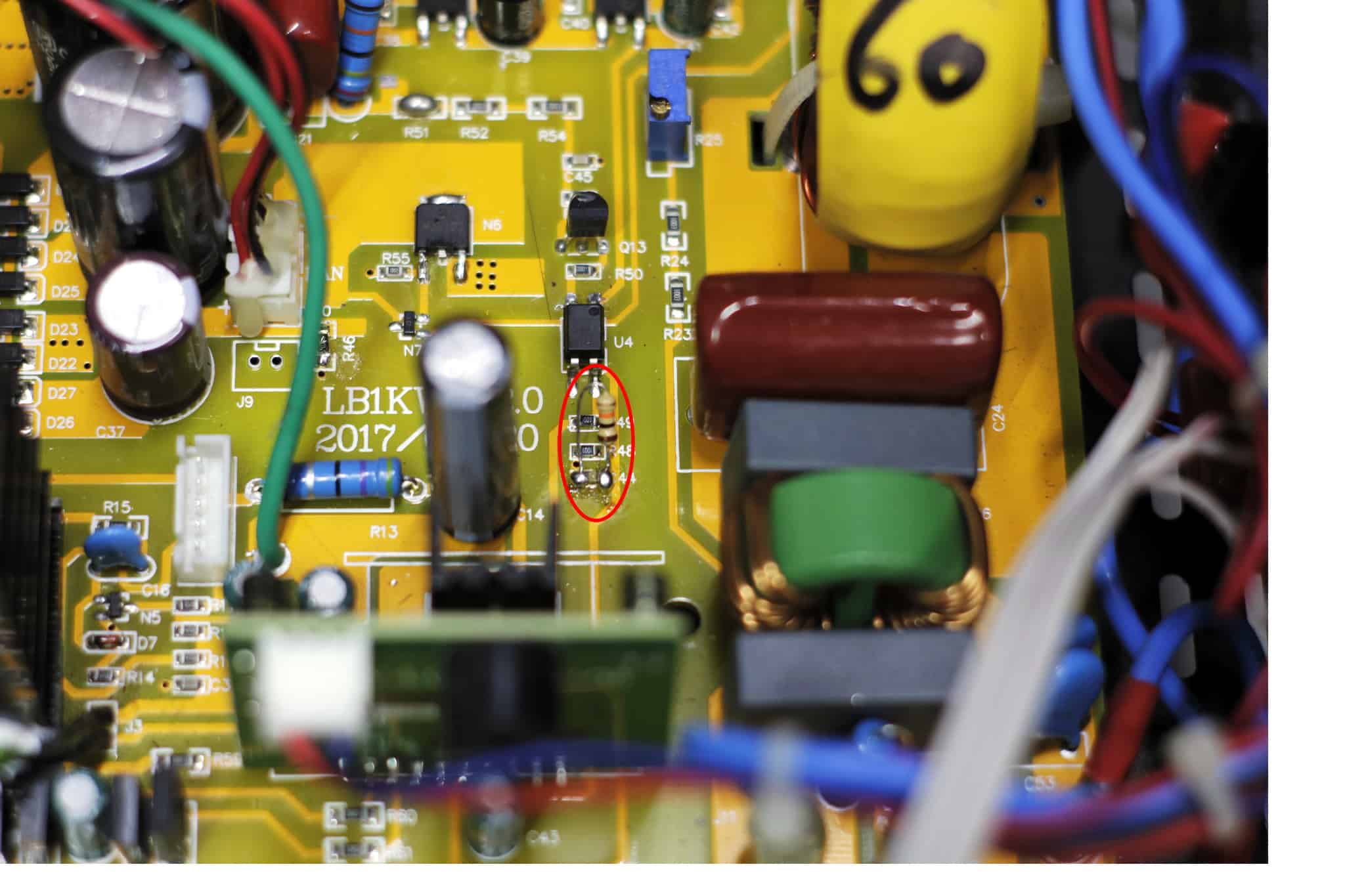 Resistor Soldado no C44 do Inversor Reliable
